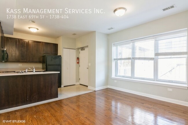 Foto del edificio - Spacious Remodeled 2BR - Top FL - Open Kit...