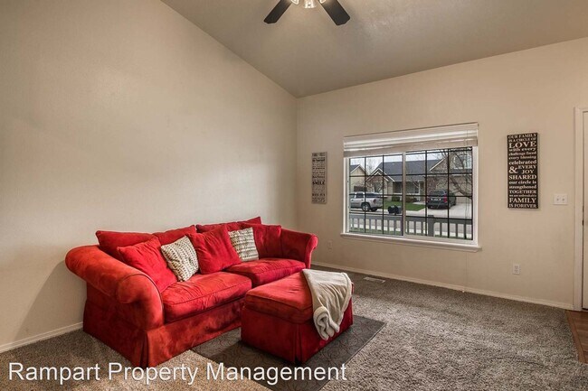 Building Photo - 4 br, 2.5 bath House - 480 E. Blue Heron