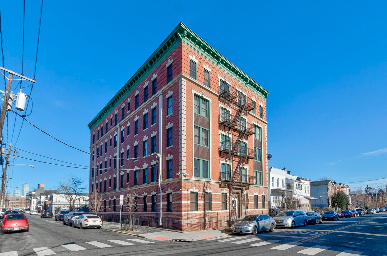 Primary Photo - 608 Bramhall Ave