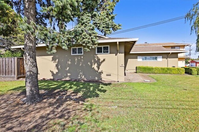 Foto del edificio - 3 bedroom 2 bath Beautiful House on a corn...