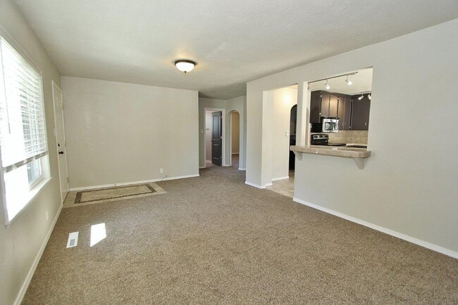 Building Photo - Charming Single-Level Home on the Bench