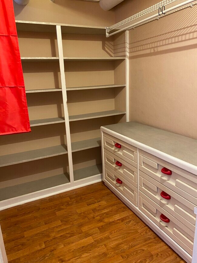 Habitación y un armario con vestidor - 905 Barr Ave