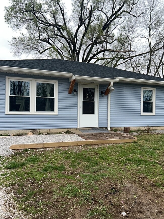 Building Photo - 300 E Parkview Dr