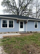 Building Photo - 300 E Parkview Dr