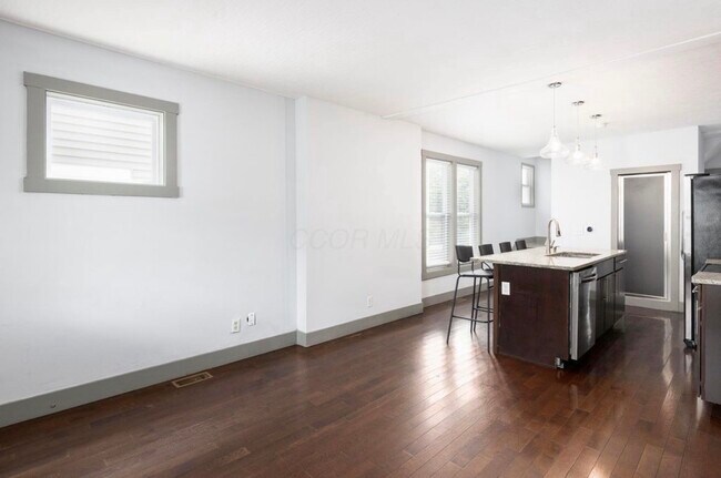 Foto del edificio - 2411 Indianola Ave