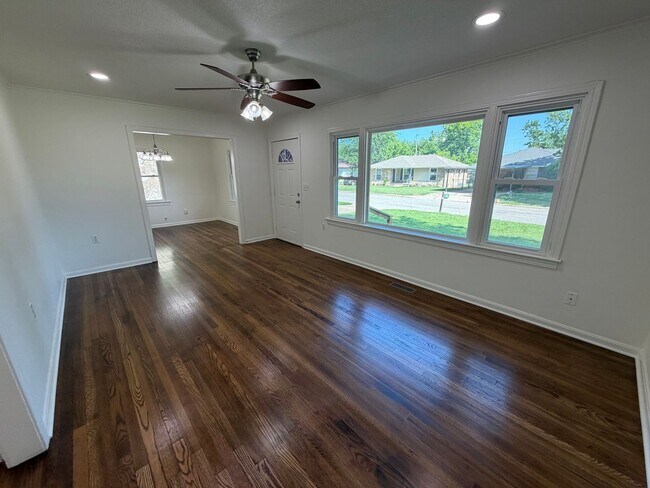 Foto del edificio - Bright, Updated 3 Bedroom Home with Modern Finishes