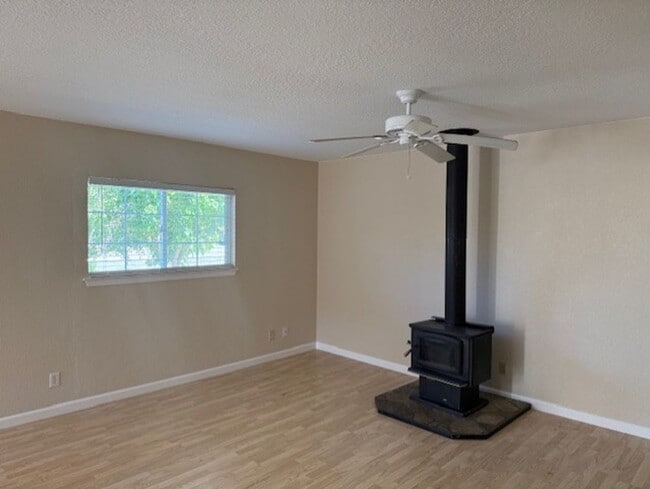Building Photo - 3 Bedroom Home In Quail Ridge