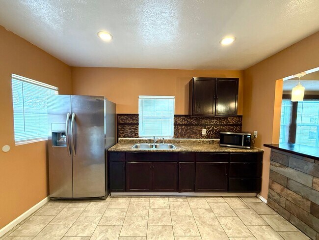 Foto del edificio - Bright West End Home with Enclosed Porch, Fenced Yard & Garage