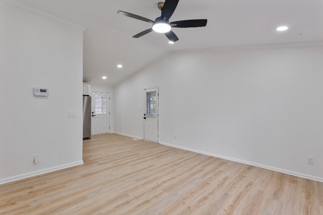 Foto del edificio - 5802 Lillie Dr