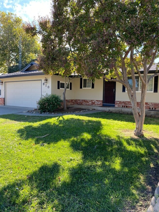 Foto del edificio - Located near downtown! Updated 3bed/2bath home with large family room/Rec room and side RV parking