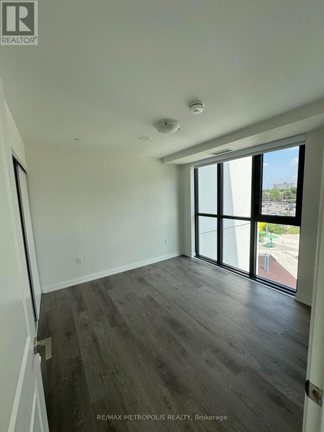 Building Photo - 325-325 Yorkland Blvd