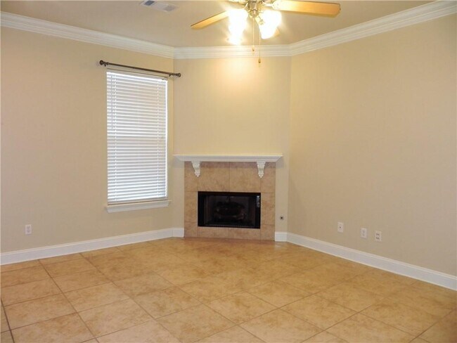 Building Photo - 2049 Christie Ln