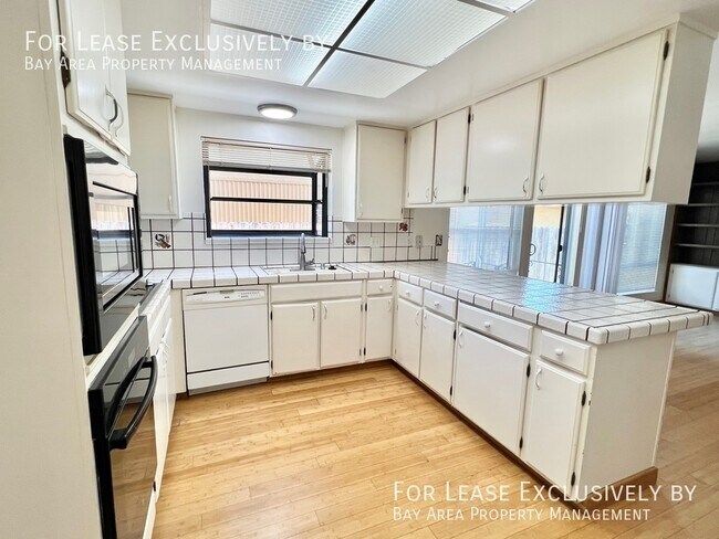 Foto del edificio - 4BR/2.5BA, two-story beautiful home near E...