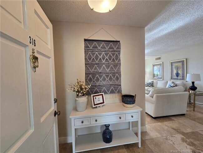 Building Photo - 316 NE Edgewater Dr