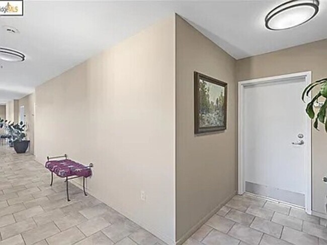 Foto del edificio - 2 Bedroom Condo in Oakland