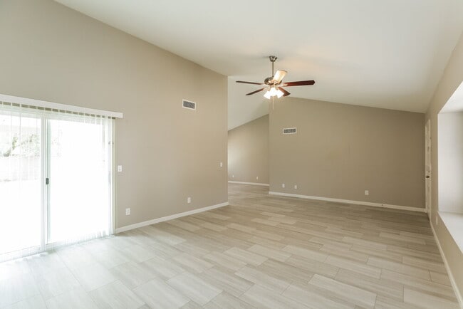Building Photo - 1237 E Wickieup Ln