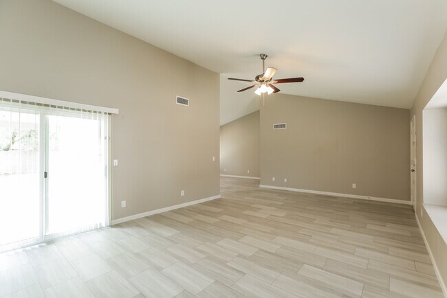 Foto del edificio - 1237 E Wickieup Ln