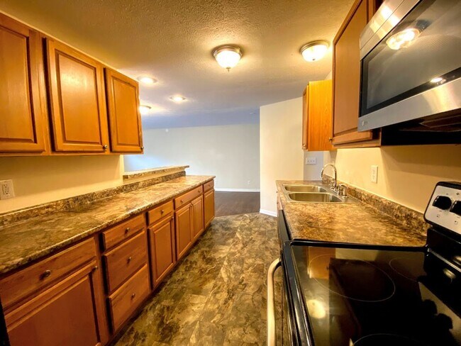 Building Photo - ***AVAILABLE AUGUST 2026*** 5 Bed 2 Bath House Downtown