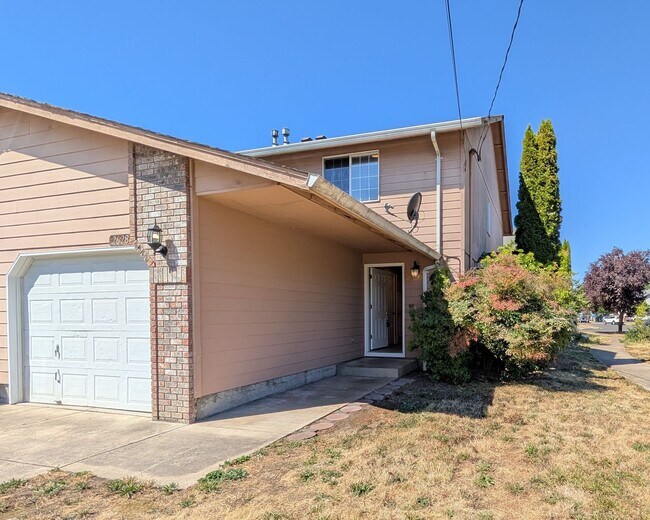 Foto del edificio - 3 bdrm/2 bthrm Duplex with Single Car Gara...