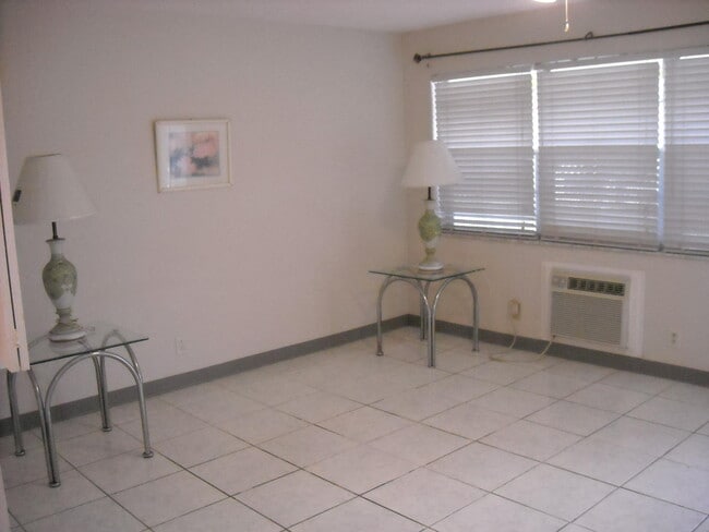 Building Photo - 136 Sussex G