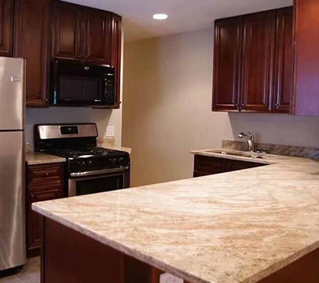 Building Photo - 915 22nd Ave SE