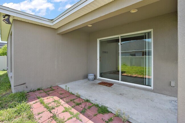 Building Photo - 581 Greenshank Dr