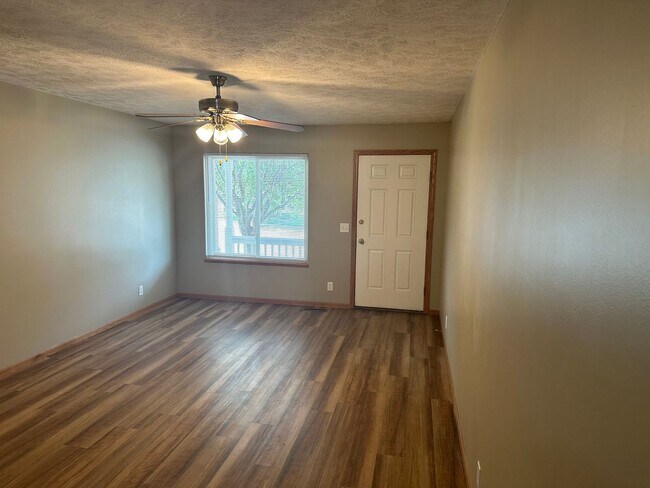 Building Photo - South Lincoln Townhouse with 4 bedrooms, 2...