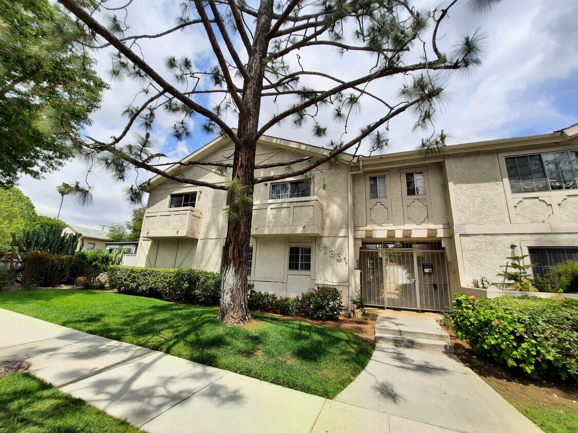 Foto principal - 17331 Chatsworth St