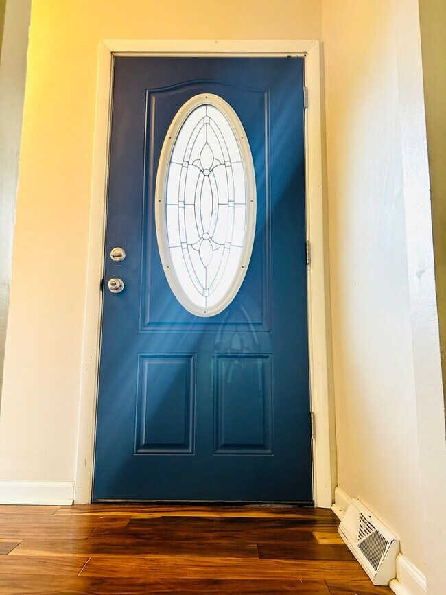 Building Photo - Beautiful Home, Close to Milford Lake