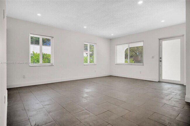 Foto del edificio - 1241 NW 25th St