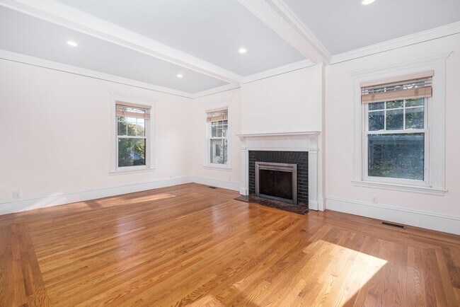 Building Photo - 164 Tappan St