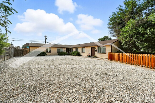 Building Photo - Charming Condo with Washer/Dryer and Reser...