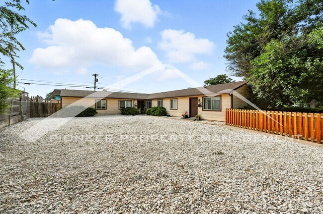 Building Photo - Charming Condo with Washer/Dryer and Reserved Parking