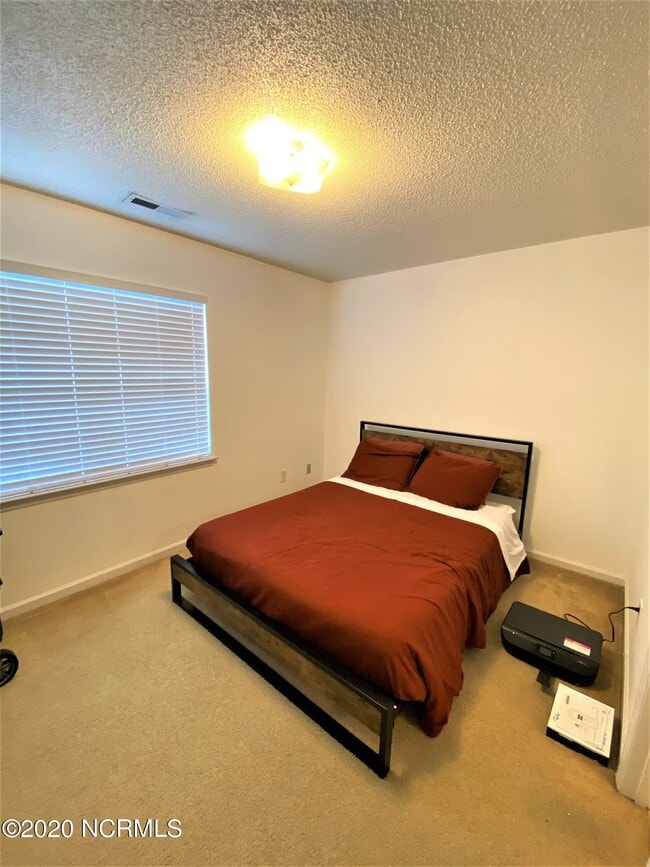 Building Photo - 303 Meadowbrook Ln