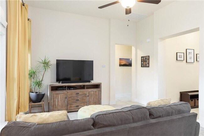 Foto del edificio - Pristine gated community single story home...