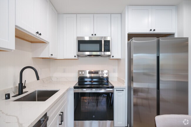 5 habitaciones, 2 baños - 1000 pies cuadrados - Cocina - 2124 Parker