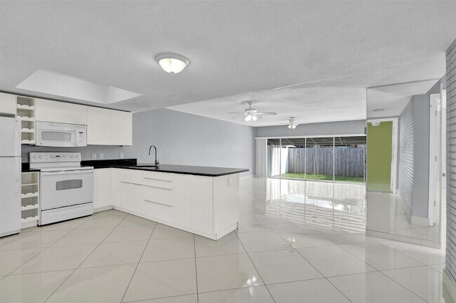 Foto del edificio - 704 NE 23rd Ave