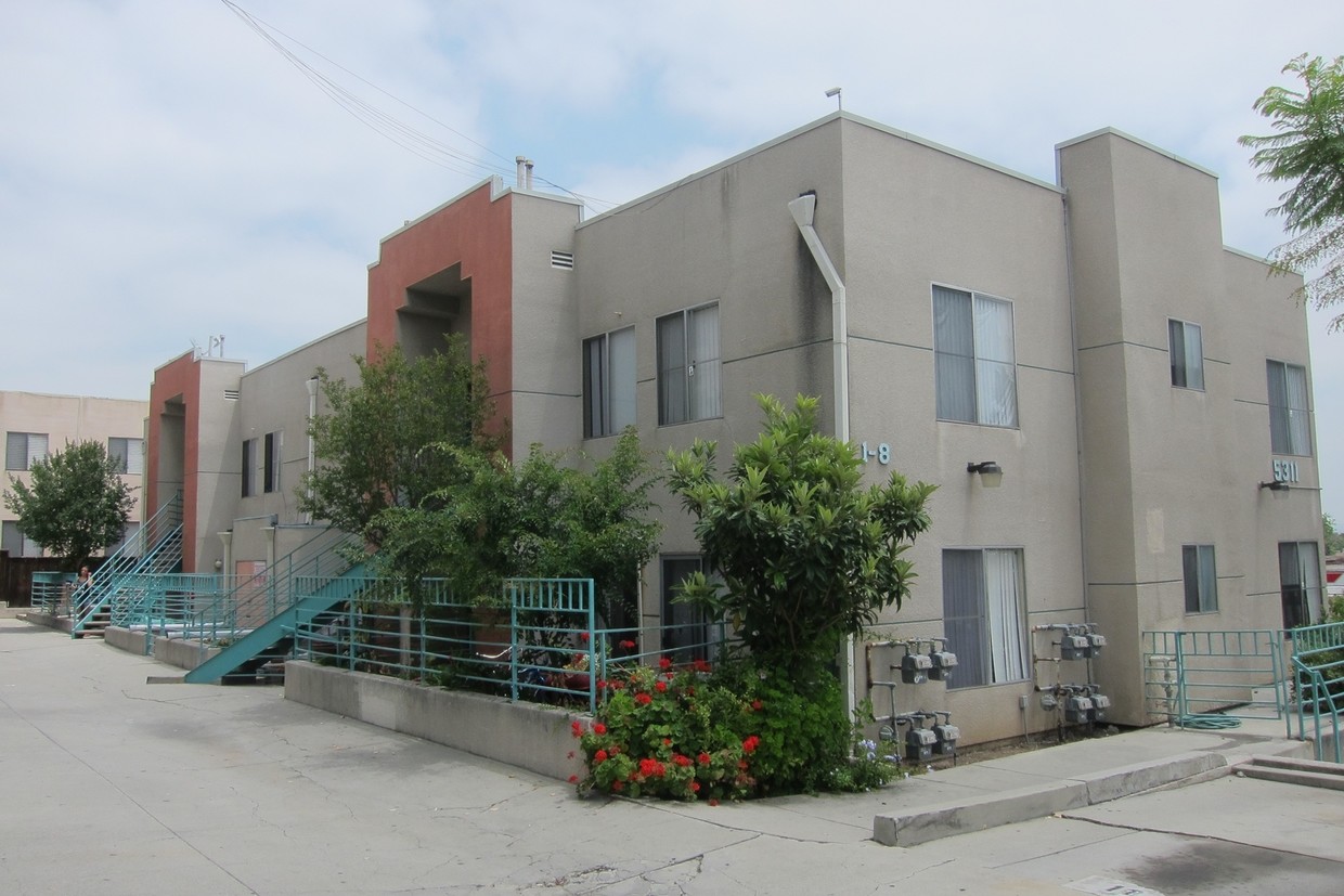 Primary Photo - 5311 N Huntington Dr