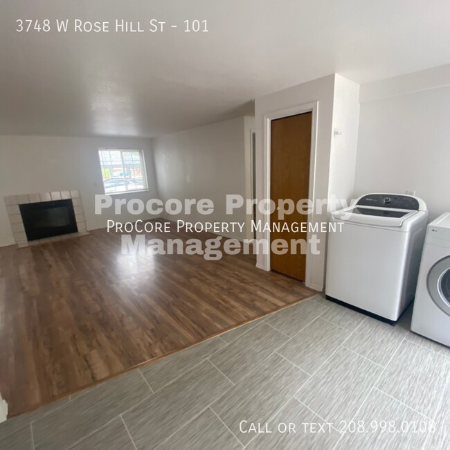 Building Photo - Update 2 Bd and 1 Bath Unit with Large liv...