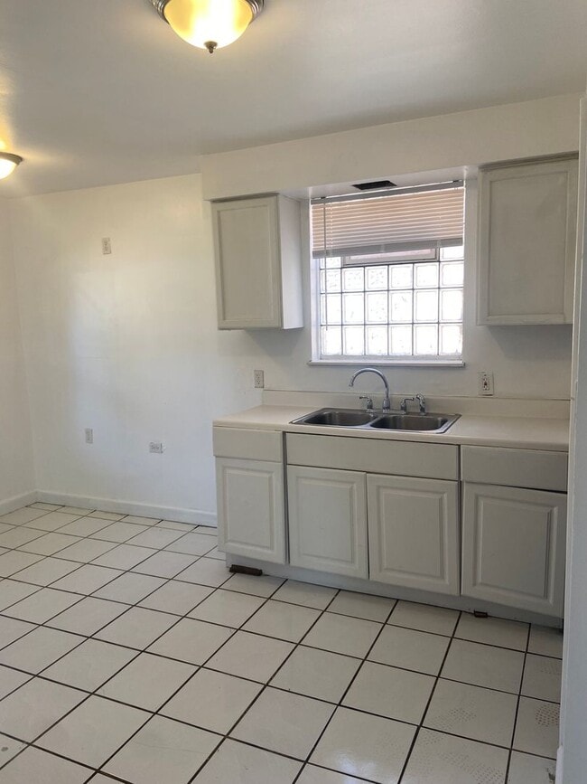 Building Photo - 2 bedroom - 2 bath - bungalow - $995