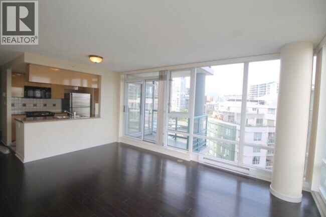 Building Photo - 1003 Marinaside Crescent