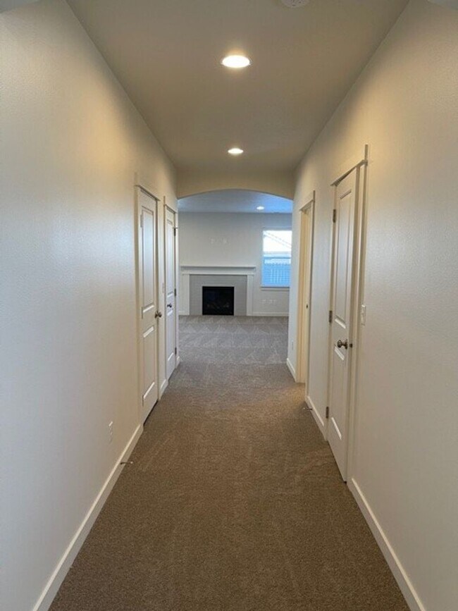 Building Photo - Beautiful, newer home in Redmond!  Fenced yard!  A/C!