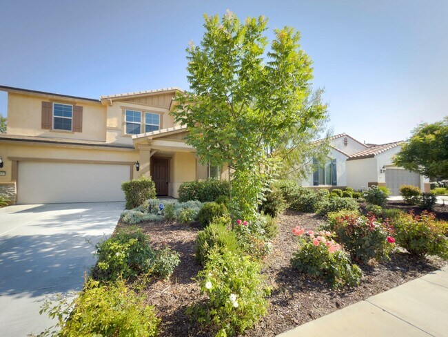 Foto del edificio - Beautiful 2 Story 5 Bedroom SOLAR Home + L...