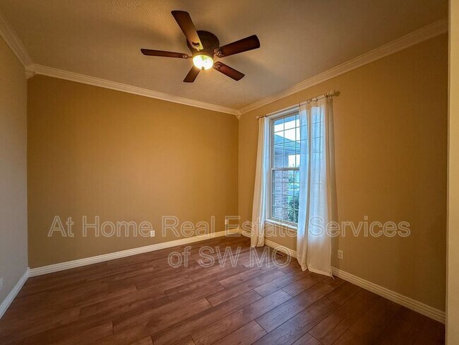 Foto del edificio - 605 Clover Ct