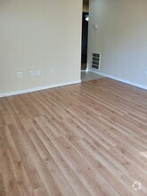 Building Photo - 301 N Greenbriar Rd