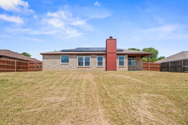 Foto del edificio - Available NOW!!!! This 3 bedroom, 2 bath, 2 car garage home has no carpet. All flooring is LVP an...