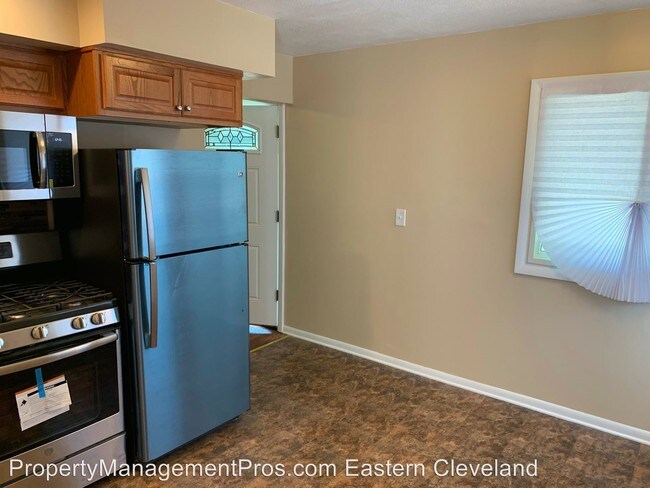 Building Photo - 3 br, 1.5 bath House - 16712 Meadowvale Ave