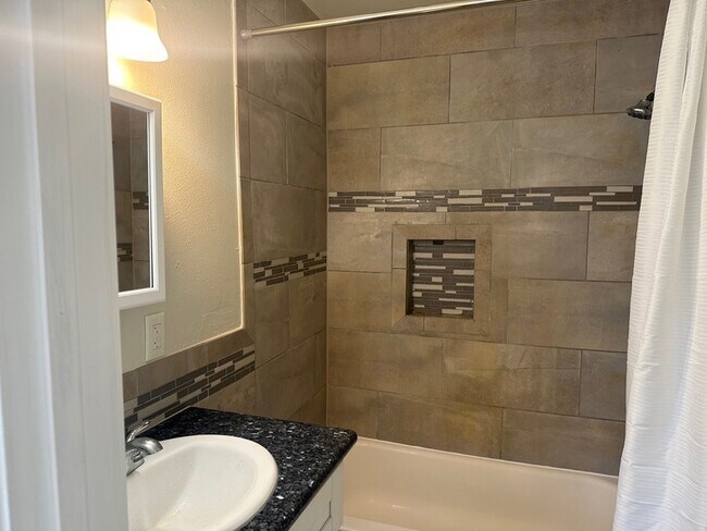 Foto del edificio - 631 Live Oak Dr