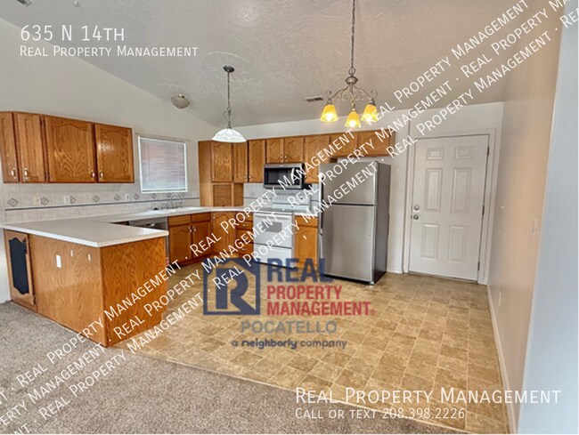 Building Photo - 2 bedroom 1 bath - Upstairs - 1 Car Garage