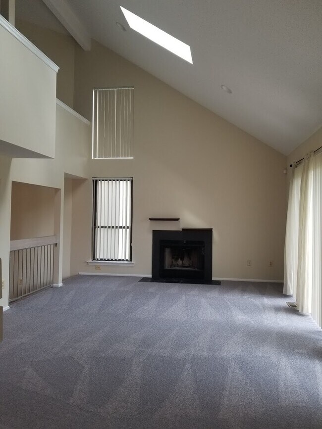 Foto del edificio - Lots of amenities, spacious end-unit townh...